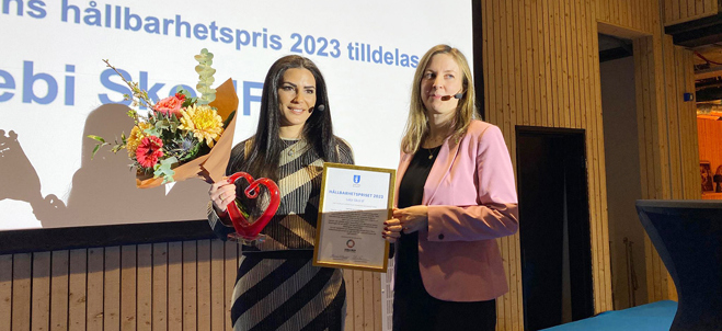 På bilden Petra Jacob, initiativtagare till Lebi Skol-IF och Hanna Klingborg, miljöpartiet. Lebi Skoli-IF vinner kommunens hållbarhets 2023.