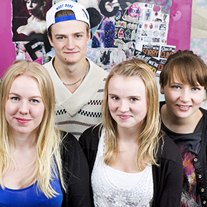 Gruppbild på ungdomar.